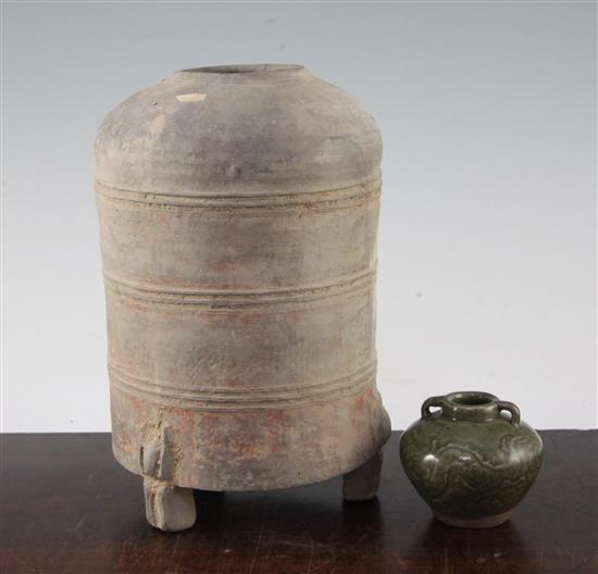 A Chinese vessel and a celadon jarlet, 6cm